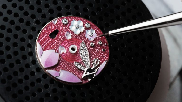 Inside Van Cleef & Arpels’ ‘Precious Jewels Telling Time’ มนต์สะกดแห่งเวลาที่ถักทอจากประกายอัญมณี