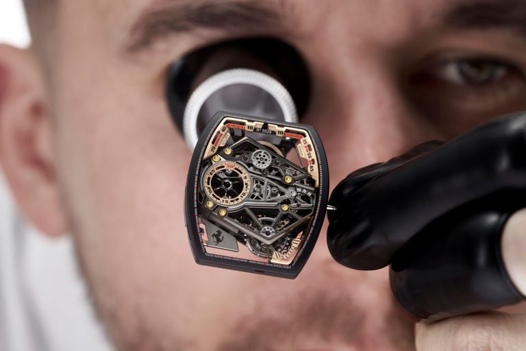 Richard Mille RM 43-01 Tourbillon Split-Seconds Chronograph Ferrari เมื่อความชำนาญเชิงกลไกของ Richard Mille โคจรมาพบกับตำนานแห่งดีไซน์ของ Ferrari 