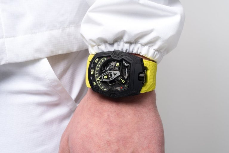 URWERK UR-230 Black Star นาฬิการะบบแซตเทิลไลต์ที่ถ่ายทอดความลึกลับของดวงดาวสีดำ