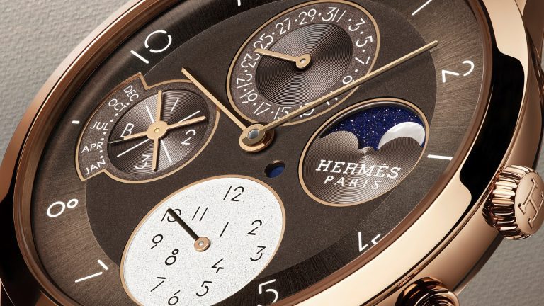 Slim d’Hermès Quantième Perpétuel ศิลปะแห่งการหวนคืนสู่พื้นฐานด้วยเส้นสายเพรียวบางและความซับซ้อนเชิงเทคนิค