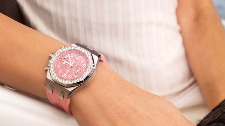 Royal Oak Offshore Selfwinding Chronograph สลัดลุคนาฬิกาสปอร์ตสายลุย ลดขนาดลงมา 37 มม. จับคู่กับเฉดสีชมพูและขอบหน้าปัดเพชร
