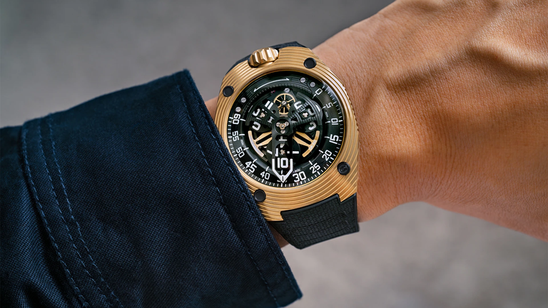 เมื่อแมงป่องสีทองอวดโฉมเกราะใหม่ URWERK UR-150 หวนคืนสู่เวทีด้วยตัวเรือนเยลโลว์โกลด์